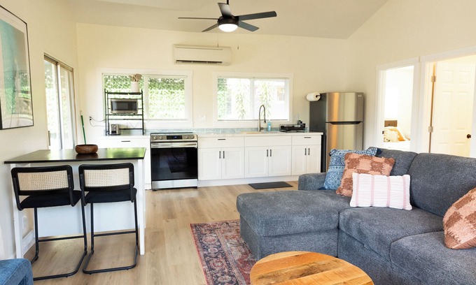 Waialua Casa | North shore living! Walking distance to Hale’iwa town. Private lanai, AC, WiFi.
