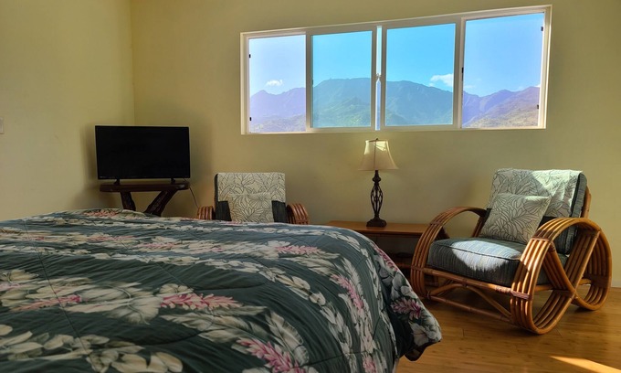 Waialua Casa | North Shore Tropical Studio with breathtaking mountain views!