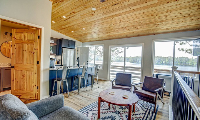 Tomahawk Cabina | North Star Retreat: Fully Renovated, Duplex-Style Cabin on Beautiful Somo Lake