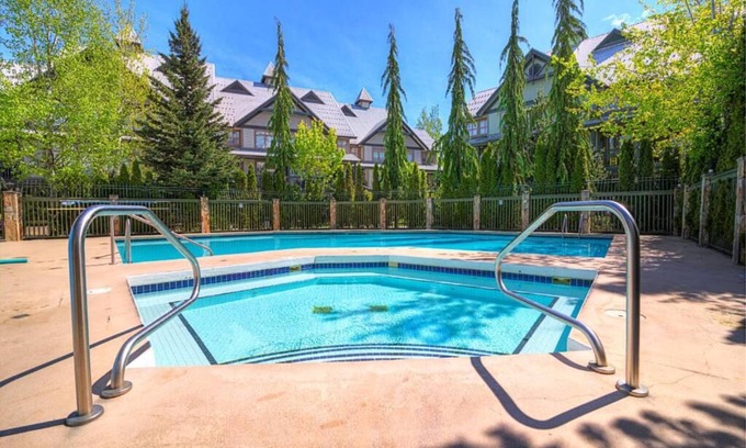 Village North Condominio | North Star, Whistler Village with pool. 6 days rental 7th day free. March open!