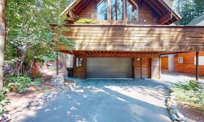 Donner Lake Woods Casa | North Tahoe Chalet w/ Private Garage - Walk to Donner Lake