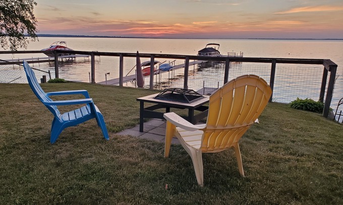 Prudenville Casa | North View Cabins #3 - 2Bed/1Ba Waterfront Cabin on Houghton Lake!