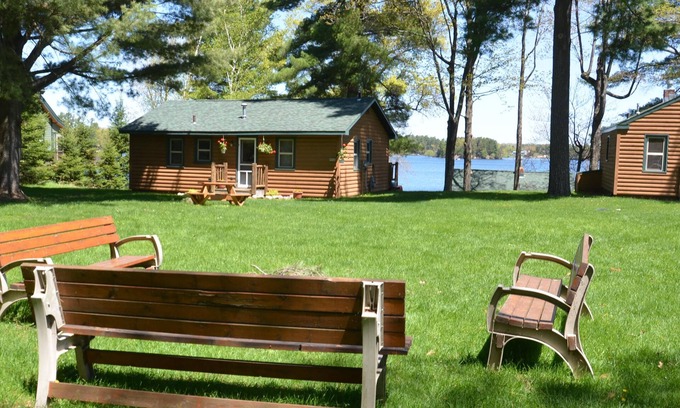 Minocqua Cabina | >>> FECHAS PRINCIPALES, SÓLO ABIERTAS: del 3 al 10 de agosto de 2019. Cabina de maderas del norte en el lago Minocqu