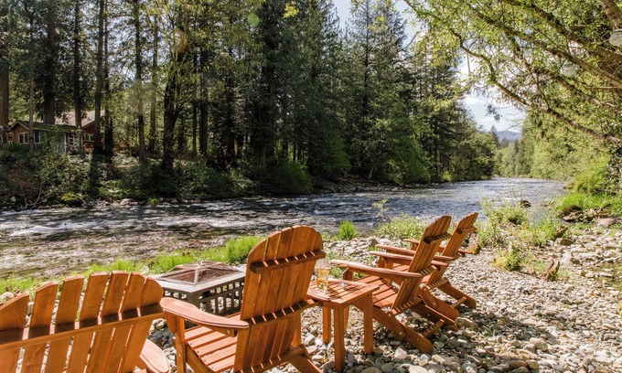 North Bend Cabina | North Zen Magical Riverfront Cabin with Hot Tub - 5min Walk to Twin Falls Trail!