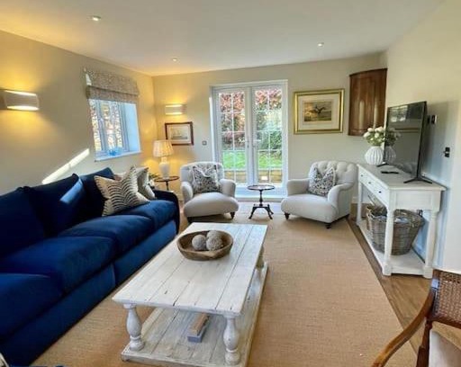 Bentley Casa | Northbrook Cottage, Farnham, up to 8 adults