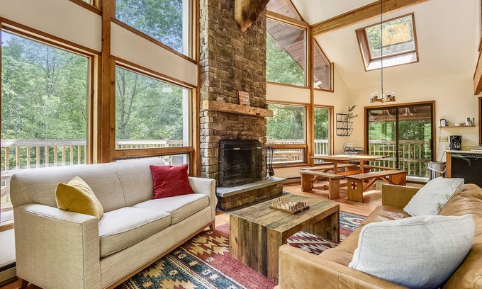 West Bridgewater Chalet De Esquí | Northeast Passage Chalet is a cozy and warm. Wonderful hot tub on the deck and a great big stone fireplace.