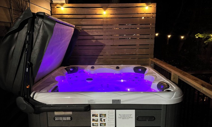 Bobcaygeon Cabaña | Northern Cottage with Hot Tub, Trent Lakes