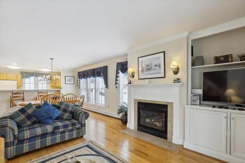 Stowe Area Casa | Northern Lights: 3 br, fireplace, free ski shuttle, a/c, walkable Village location