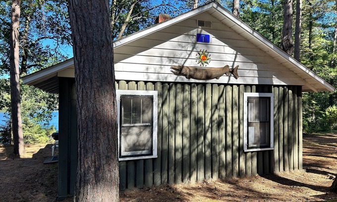Hazelhurst Complejo | Northern Pike Place ~ Charming 2 Bedroom at Historical Resort in Hazelhurst, WI