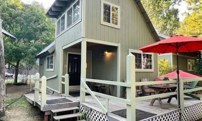 Okanogan Cabina | NorthFork Lodge Cabin #3 “The Maple”