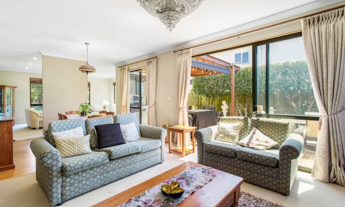 Auckland Casa | Northpark Getaway with patio area
