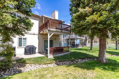 Bass Lake Casa | Northshore Lakeview Getaway
