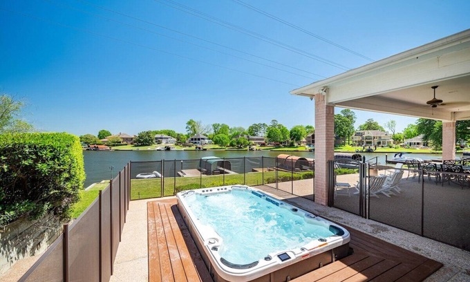 Walden on Lake Conroe Casa | Northshore · Spacious Lakefront: Perfect for 18+, Boat Rentals!