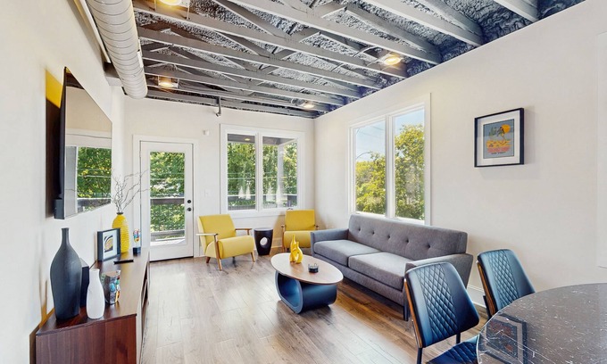 Northside Apartamento | Northshore, upstairs apartment with balcony, full kitchen & pet friendly!