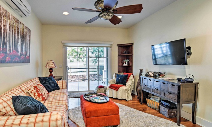 Charlevoix Casa | ¡NUEVO! Downtown Home w / Yard 0. 4 millas al lago Michigan