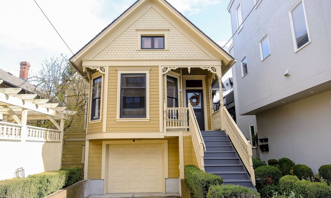 Uptown Casa | Amplia casa victoriana en Prime NW! ¡Estacionamiento!