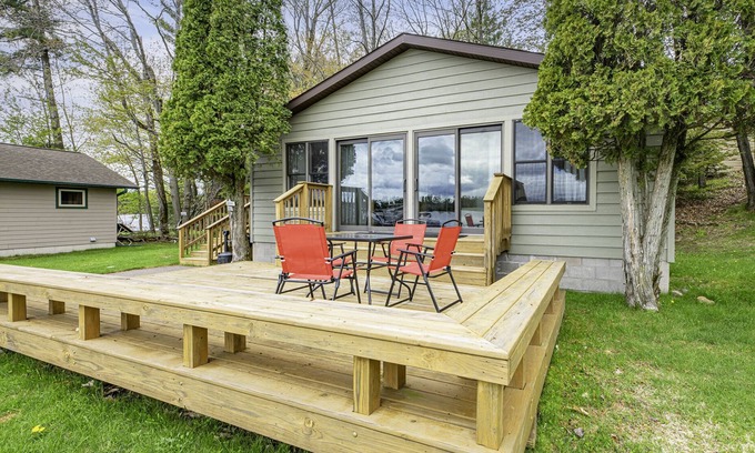 Rhinelander Cabina | Northwoods cabin on pristine Lake Thompson.