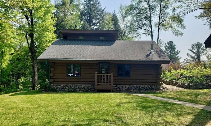 Deerbrook Cabina | Northwoods Cabin - UTV Trails, Hiking, Wi-Fi, Firepit, King Beds, Fishing