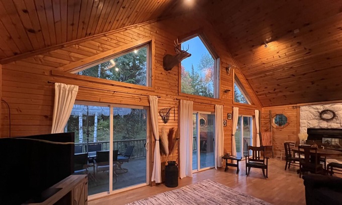 Armstrong Creek Cabina | Northwoods Chalet on 28 Acres - Direct Trail Access - Hunting - Tranquility