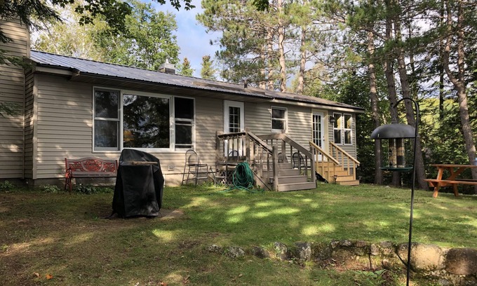 Pickerel Cabina | Escapada de Northwoods en el lago Pickerel - Water's Edge Cottage