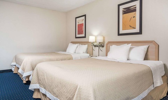 La Crosse Casa | Norwood Inn & Suites La Crosse - Standard 2 Queen Bed Non-Smoking