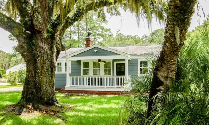 Richmond Hill Casa | Nosey-Huge, Historic Richmond Hill Home for 7