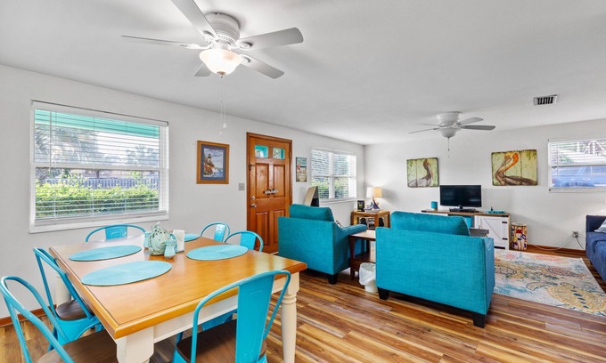 Lakeside By The Gulf Casa | Nostalgic Beach Cottage.