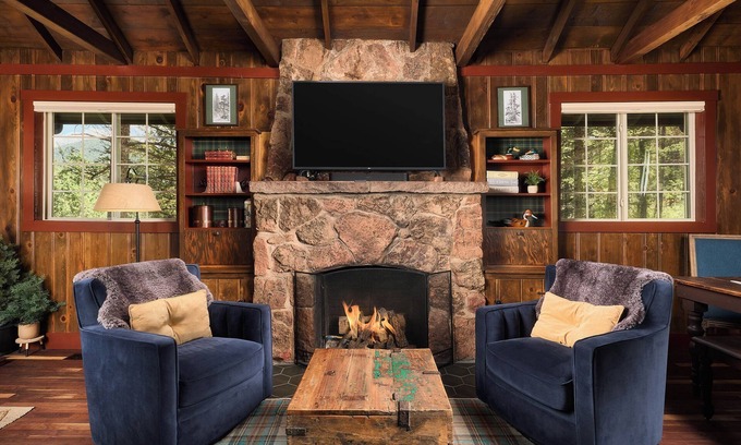 Colorado Springs Cabina | Rustic Meets Modern: Newly Remodeled Cabin w/ Hot Tub & Loft
