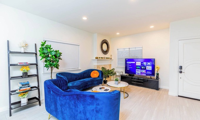 East Pasadena Casa | Not affected by the fire/Elegant Pasadena Retreat – Prime Comfort Awaits