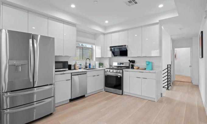 Pico-Union Apartamento | Not affected by the fire/Modern 5BR Home with Full Amenities & Parking #2