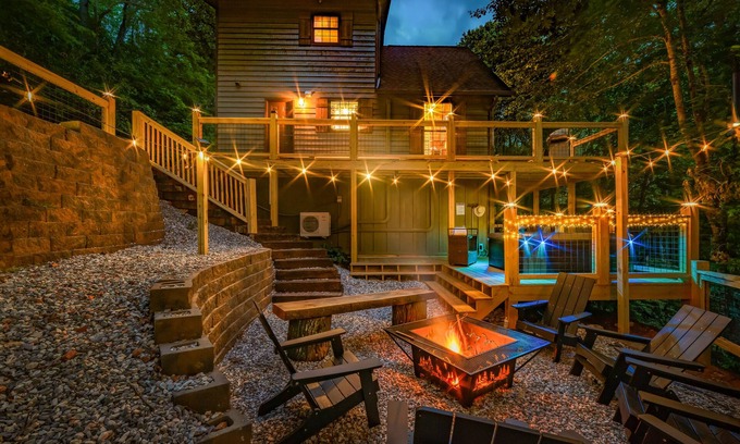 Almond Cabina | NOT YOUR GRANDMA’S CABIN! Sleeps 10: King Loft, Gaming Room, Hot Tub & Fire Pit!