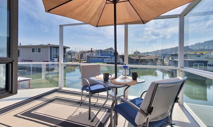 Marin City Alquiler De Eote | Not your Ordinary Houseboat! Deep Water & just remodeled! Excellent Location