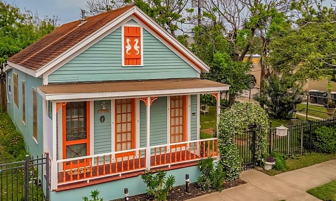 San Jacinto Cabaña | Notable Galveston Cottage/Steps to Seawall Beaches, Sunrises & Local Fun