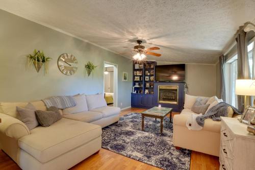 Rogers Casa | Noteworthy Cabin Grill, Walk to Beaver Lake!