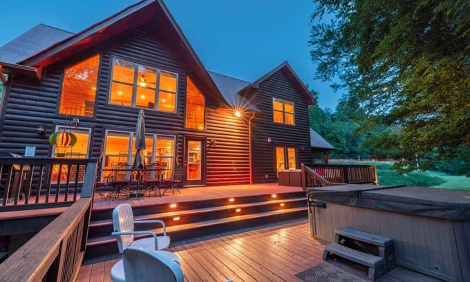Blairsville Cabina | Nottely and Nice-Riverfront,dog friendly,hot tub