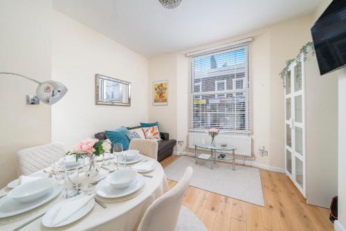 Pembridge Apartamento | NOTTING HILL & HYDE PARK, Chic 2 DBL bed apartment, Moments to PORTOBELLO RD & KENSINGTON PALACE, 1 minute to Tube