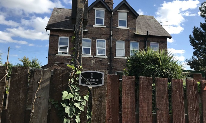 Newark upon Trent Casa | Nottingham Spacious Modern Home with Netflix & massive garden