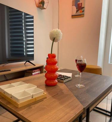 Surgeres Apartamento | Nouveau le Tendance 70's! Appart à 100m du marché - Parking gratuit à 20m -