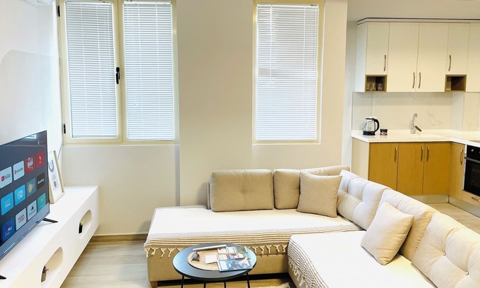 Divjake Apartamento | Nova - Charming 2-bedroom apartment in Divjakë with WiFi, AC, free parking.