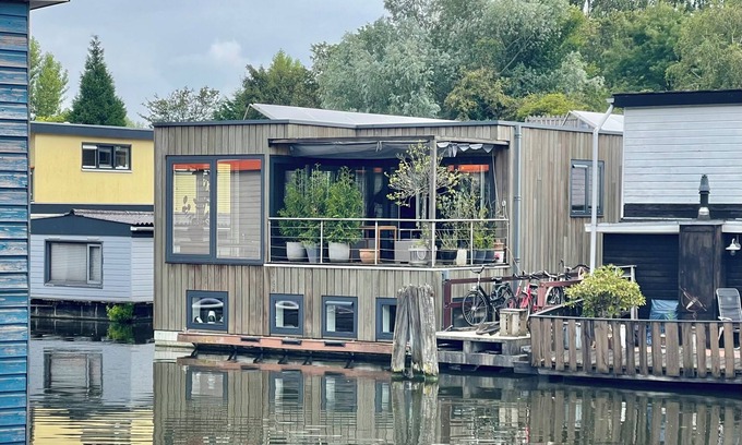 Hoofddorppleinbuurt Alquiler De Eote | Nova Houseboat Deluxe. 180m2 Water villa on the Amsterdam Lake with free bikes