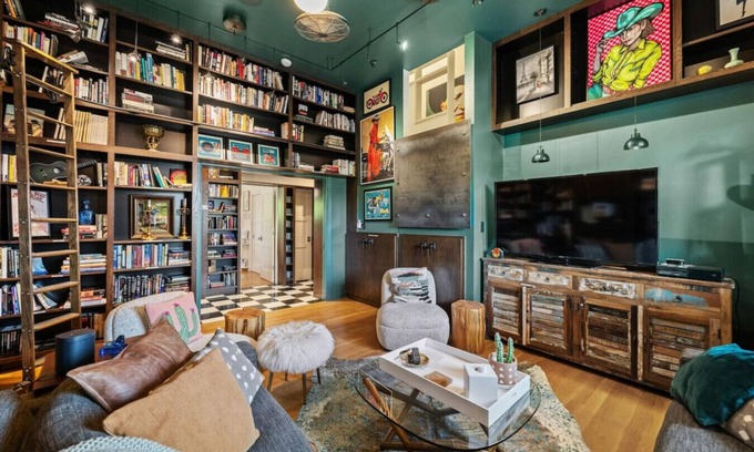 Greater South River City Casa | Novel Retreat | Hot Tub | Sauna | Library | SoCo