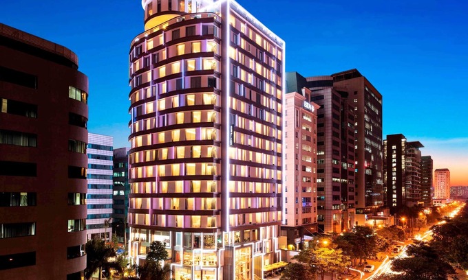 Dich Vong Hau Hotel | Novotel Suites Hanoi