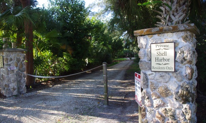 Shell Harbor Condominio | Traiga su barco a esta hermosa casa frente al mar en Sanibel Island y atraviese el Golfo de México.