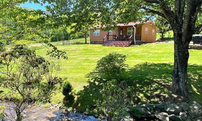 West Jefferson Cabina | Kickback Creek - Cabaña de 2 dormitorios / 2BA en Babbling Creek, con WIFI y fogata.