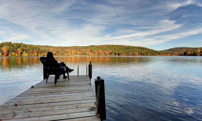 Monterey Cabaña | Pacífica, recientemente renovada cabaña junto al lago en el lago Garfield en Berkshires