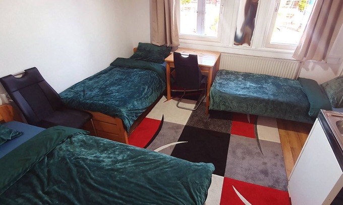 Finkenwerder Apartamento | Nr 12. Eine Möblierte Suite in Finkenwerder Zentrum ,Hauptstraße mit Parkplatz