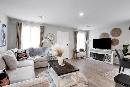 Southside Casa | Nr Missions Park Hot Tub Getaway Yard Games Bbq