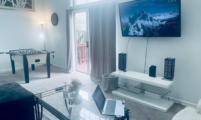 Lanham Casa | nRoyal Place: Three-Story Townhouse with Balcony & Workspace