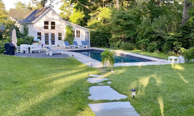 Sag Harbor Casa | nStylish home + Pool House walk to town/jitney/park