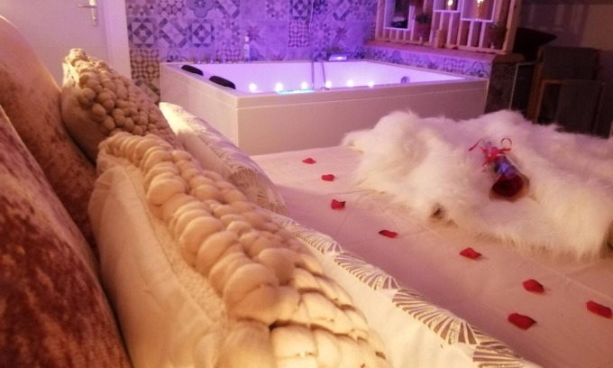 Pont-de-Veyle Apartamento | Nuit Romantique, Champagne, Spa-balnéo, Petit dej